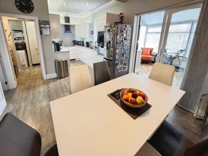 Kitchen Diner- click for photo gallery